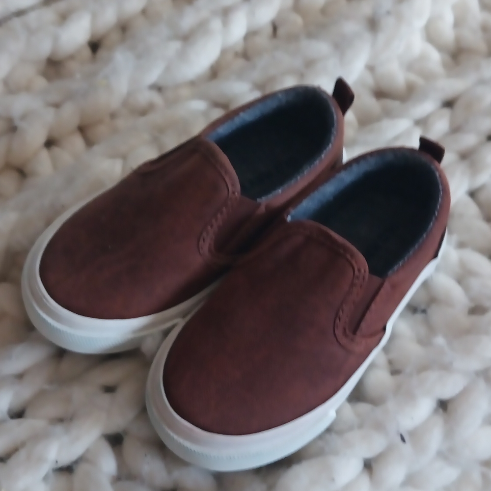 NWOT, Old Navy toddler slip on sneakers, size 6